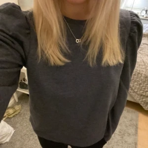 Blå tröja - Blå tröja med puffiga ärmar💕💕 aldrig använd💕Storlek 170, passar även Xs/S