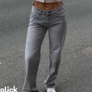 Low Rise jeans från ginatricot - Nu säljer jag mina low Rise jeans från ginatricot. Knappt använda och De är i storlek 36 då dom är lite för stora för mig tyvärr! Skriv för intresse☺️köpta för 499. Lånade bilder! Det är slutsålda på hemsidan  i denna storlek så passa på☺️