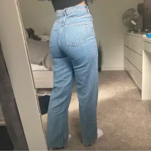 Zara jeans som är uppklippta då de var för långa, jag är 158 och de passar perfekt!  200kr + frakt💫