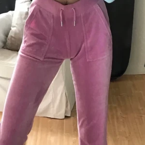 Juicy byxor  - Säljer Mina juicy byxor för har ingen användning för dom. Dom har använts 3 gånger så don är I typ helt nytt skick