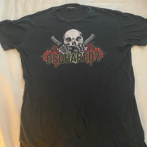 Dsquared2 Skull & Rose T-shirt - Cond 8/10, använt en del men i väldigt bra skick, inga flaws på tröjan mer än att den behöver strykas.  Kvitto finns via farfetch, nypris ca 2500kr.  Storlek M men passar mig som är 192cm lång.  Fast pris.  Köparen står för frakt.