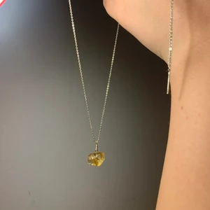 Kristall (citrin) halsband - Säljer ett kristallhalsband som köptes på Etsy i somras. Tunn fin silverkedja med ett citrinkluster. Finare gul färg i verkligheten än på bild ! Kedjans längd är också customizable vilket e sjuuuuuukt najs, du väljer själv hur lång kedjan ska va ! 