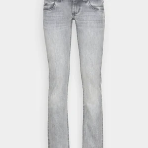 Lågmidjade jeans - Säljer nu minna superfina pepe jeans Venus i storlek 24x30 som passar på mig som är 160 cm. Köptes för 999kr och har använts flitigt men har inte defekter. 