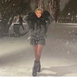 Vinterjacka - Säljare nu min finafina vinter/höst jacka då den inte kommer komma till användning denna vintern. Endast använd ca 1 månad förra vintern så är i nyskick, köptes i en butik i köpenhamn🫶🏻 om det är många intresserade blir det budgivning🫶🏻