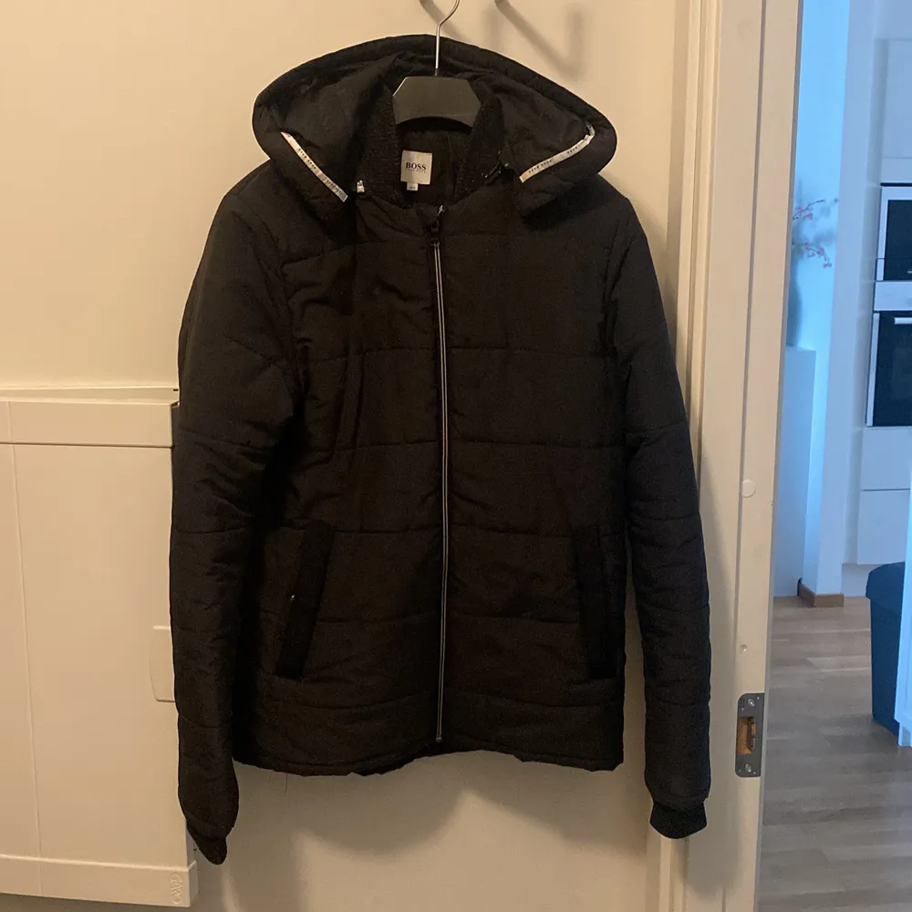Hugo Boss Jacka stl 14år, sömmen har släppt under ena armen. Takit.