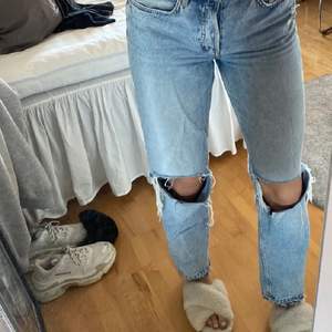 Super snygga och populära jeans med hål i från Gina! Jag älskar dem och de sitter super skönt och snyggt men tyvärr har de blivit för små. Superfint skick! Strl 32 men mer som en 34/36 i storleken! Fler bilder kan fås vid intresse! (lånade bilder)🥰