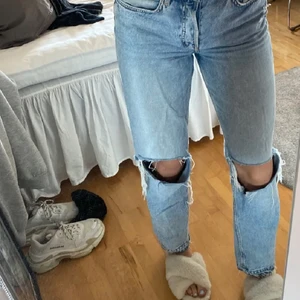Jeans - Super snygga och populära jeans med hål i från Gina! Jag älskar dem och de sitter super skönt och snyggt men tyvärr har de blivit för små. Superfint skick! Strl 32 men mer som en 34/36 i storleken! Fler bilder kan fås vid intresse! (lånade bilder)🥰