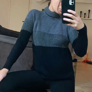 Stickad Busnel - Grå stickad polotröja från Busnel. Använd 1 gång!  Det är dock ett litet hål vid kragen (se bild nr 2), väldigt lättfixat!