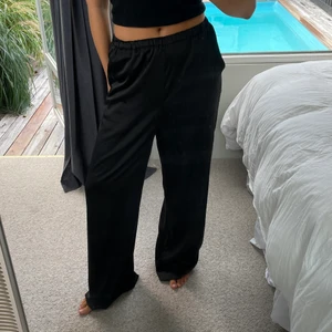 Satin byxor  - Säljer dessa oanvända satinbyxor. Dom är en oversize fit, och långa! Går att ha både lågmidjade och högmidjade!  Nypris - 399  Mitt pris - 200  Priset är exkluderat frakt❗️ Hör av er om ni har några frågor! ❤️‍🔥