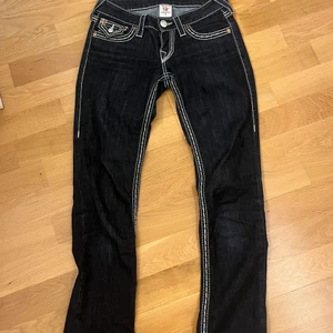 True religion jeans  - True religion jeans i storlek W25, väldigt fina och bra skick! Budgivning sker privat ifall många är intresserade. Ompublicerad då den inte såldes 