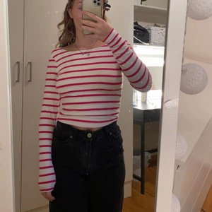 Newyorker tröja med öppen rygg strl S - Randig tröja med öppenrygg och tajt passform. Säljer pga att jag råka få 2. Älskar denna!🫶🏼