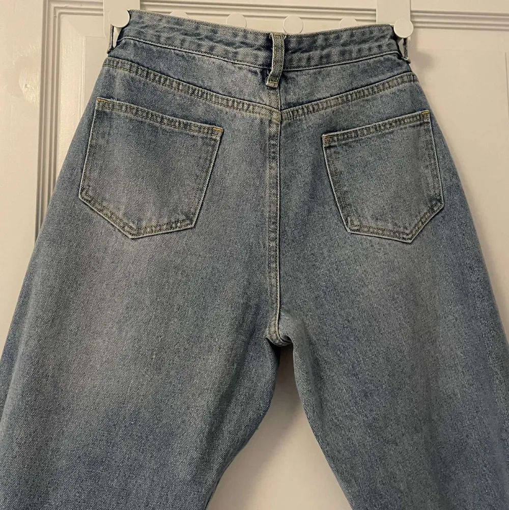 Jeans med slitning i storlek 38.. Jeans & Byxor.