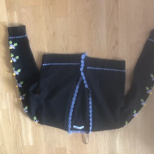 Kofta - Snygg stickad kofta med fina blomdetaljer 