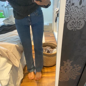 Jeans - Snygga sällan använda low raise jeans från bikbok. Är lite små så säljer därför men de är jättesnygga!