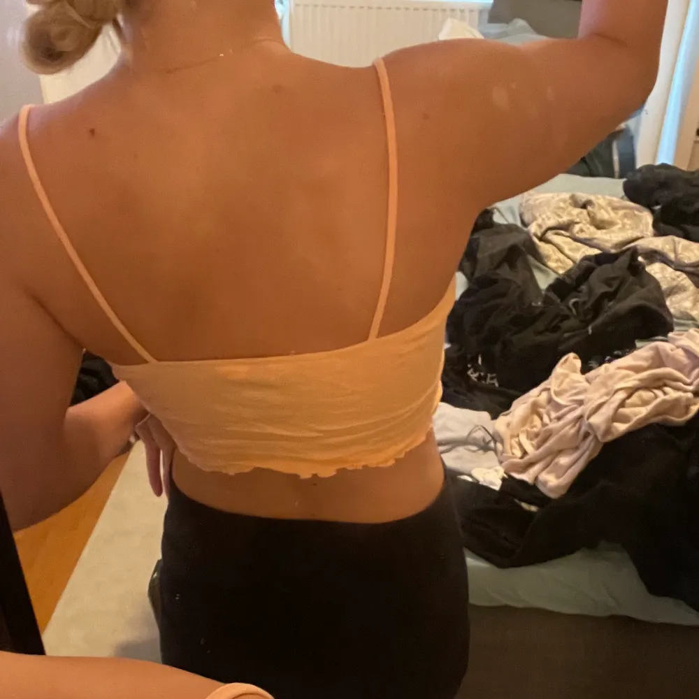 en croptop med spagetti band orange, från h&m divided storlek S. Toppar.