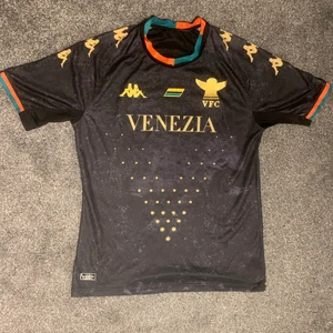 Venezia 21/22 matchtröja - Skick 9/10 storlek L/M skulle säga att den är närmare M än L. Äkta. Köpt i Venezia