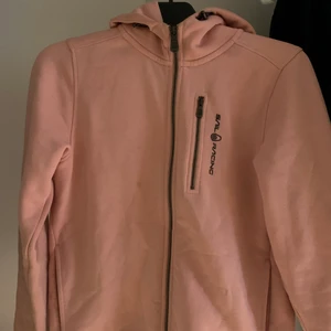 Sailracing  - En jätte fin sailracing tröja använd inte så många ggr! Har en liten fläck som går bort i tvätten. Super mjuk inuti. Priset kan vi komma överens om tillsammans 