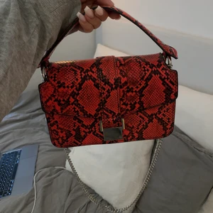 Axelväska från Zara - Axelväska från zara som aldrig har kommit till användning!❣️