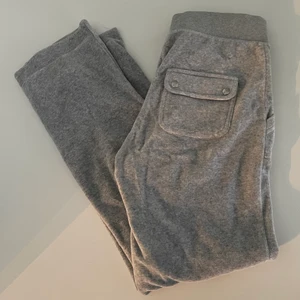 Juicy couture byxor  - Gråa Juicy byxor i den valiga gråa färgen.storlek xs. De har varit uppsydda så passar någon runt 160 (därav priset) Jag säljer de då de är för stora. Kontakta mig för frågor eller intresse. Först till kvarn. Inte lika lena som nya 