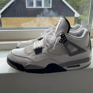 Jordan 4 ”White Cement” - Storlek 45 kommer tyvärr utan låda och tillbehör men båda skorna är iaf där. Har inte används mycket. Fri frakt