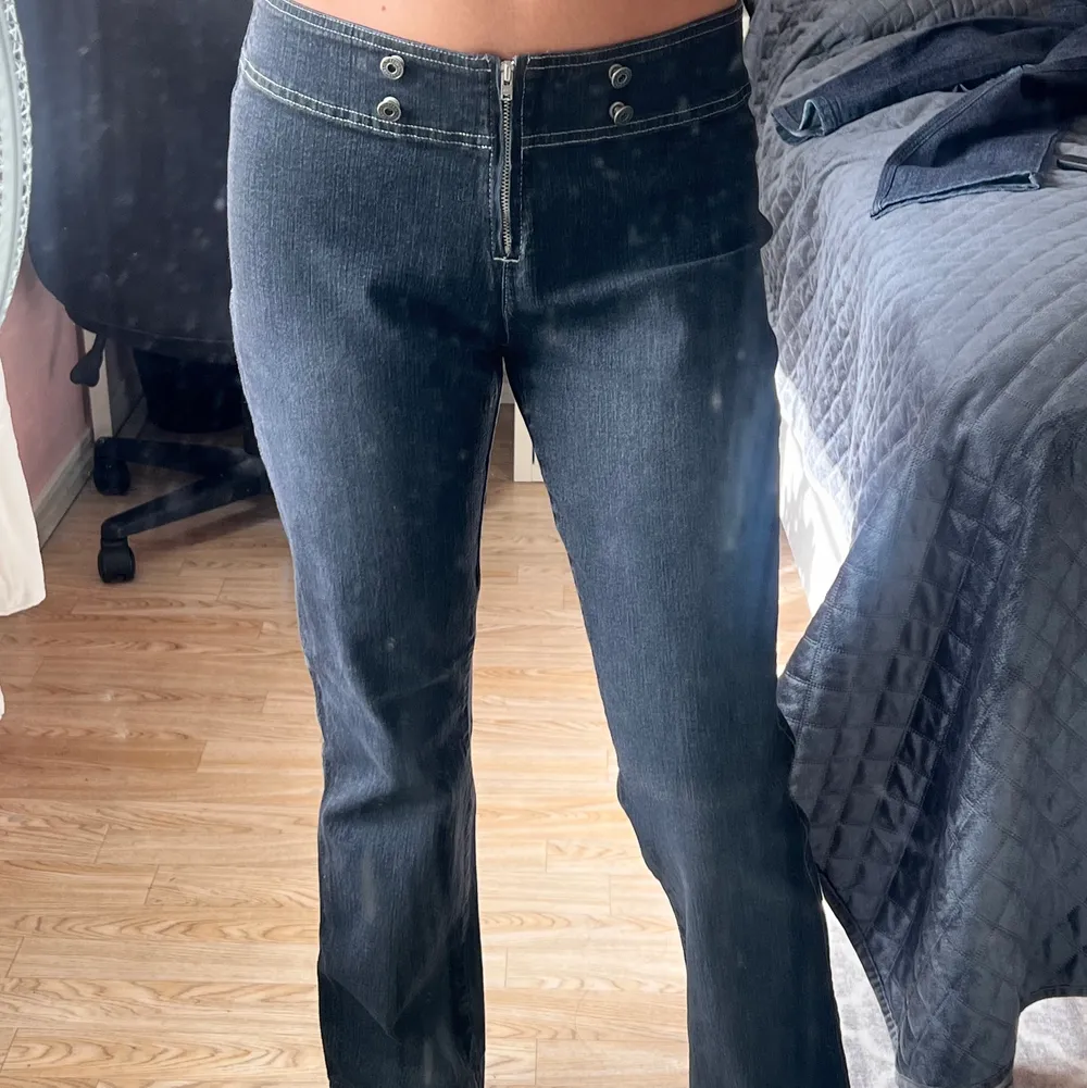 Jeans som är svarta/gråa. Står att det är storlek 40 men skulle säga att de passar en 36a. Det finns inga fickor men coola knappar (bild 3). Jag är 1.70 cm lång och dem slutar på fot ryggen, perfekt längd. Lågmidjade. Jeans & Byxor.