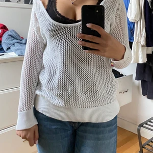 Stickad tröja - Gullig vit stickad tröja i storlek S🤍 Säljer pga att jag inte använder det så mycket längre🤍🤍