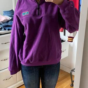 Jättefin lila zip hoodie från junkyard i storlek S som sitter lite löst. Hoodien är jätteskön och säljer pga använder inte lika mycket💞💞