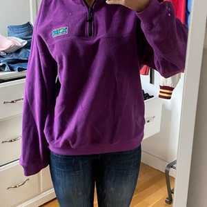 Lila zip hoodie - Jättefin lila zip hoodie från junkyard i storlek S som sitter lite löst. Hoodien är jätteskön och säljer pga använder inte lika mycket💞💞
