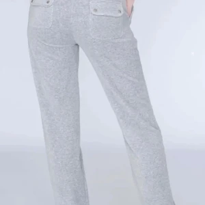 Juicy byxor strlk M - Skicket är bra, säljer byxorna för att det blivit förstora och ja inte kan Habo mig de . 