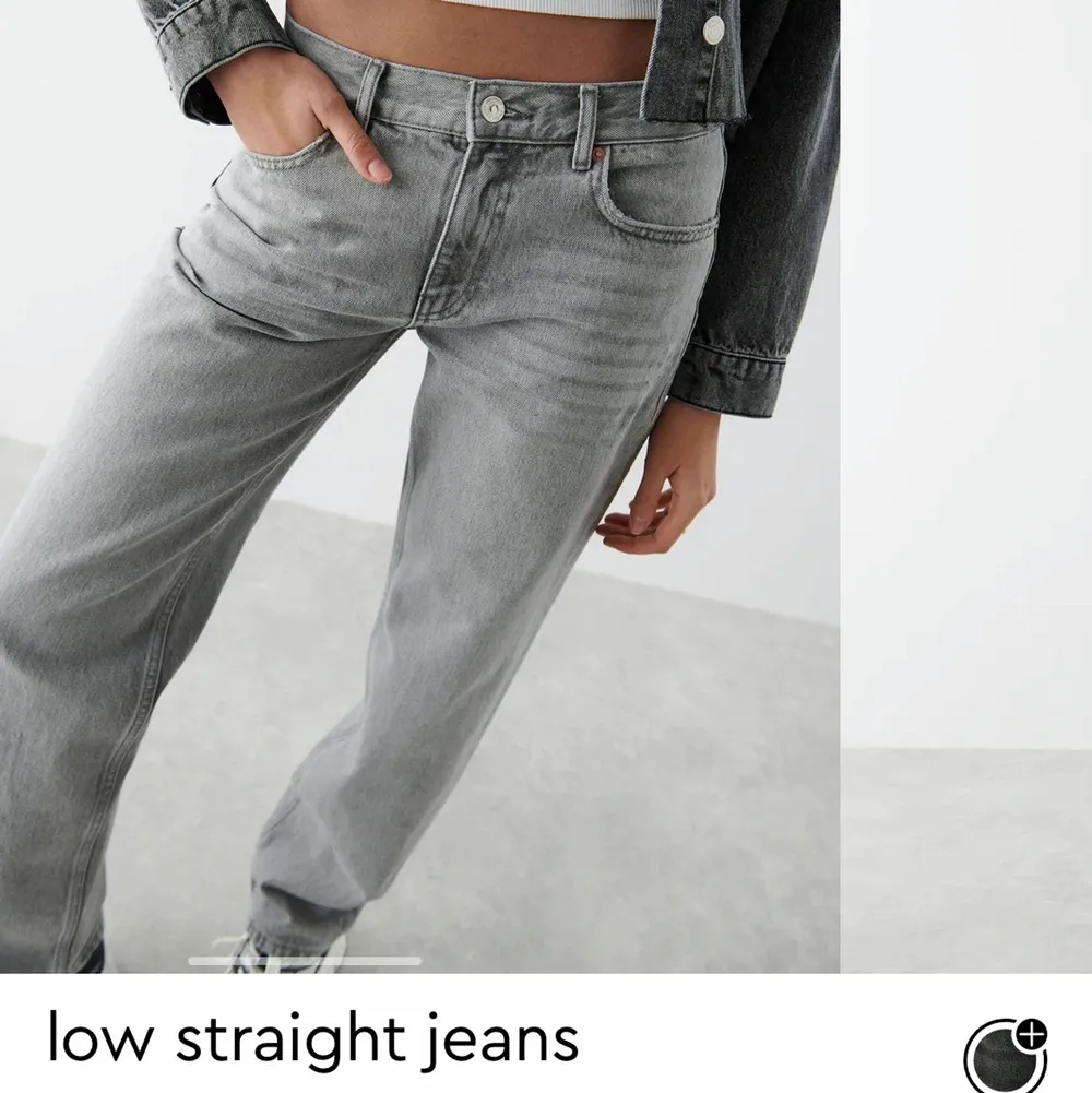 Nu säljer jag mina low Rise jeans från ginatricot. Knappt använda och De är i storlek 36 då dom är lite för stora för mig tyvärr! Skriv för intresse☺️köpta för 499. Lånade bilder! Det är slutsålda på hemsidan  i denna storlek så passa på☺️. Jeans & Byxor.