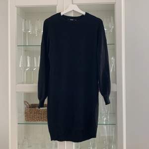 En svart stickad klänning ifrån BikBok i storlek XS. Sparsamt använd så i fint skick! Perfekt till hösten 🍁 Köparen står för frakten! 