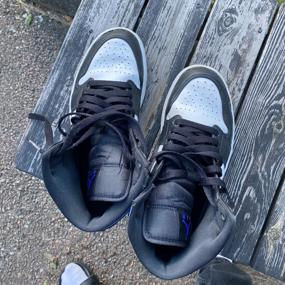 Säljer mina gamla Jordans pågrund av att dem blivit för små. Köparen står för frakten👍pris kan diskuteras. . Skor.