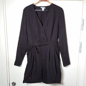 Byxdress - Långärmad byxdress med snörning i midjan (kan tas bort). Urringningen stängs med en knapp🌿