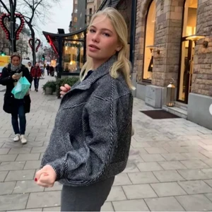 Höstkappa - Säljer nu denna supersnygga höstkappa som inte längre kommer till användning. Köpt för ca 2 år sen för runt 500 kr. Skriv vid intresse för detaljer! Första två bilderna är inte mina💗