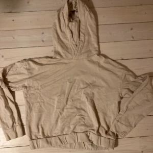 Beige hoodie  - Använd men fint skick! Vet ej hur ”Köp nu” knappen funkar men skriv gärna vid intresse.