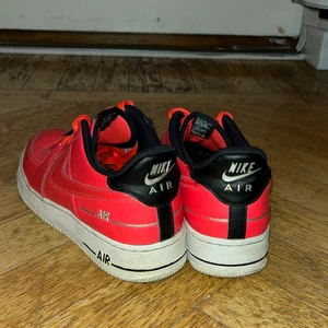 Nike x Buffalo - Nike air force 1 x Buffalo. Använda, men är i andvändbart skick. Lite slitage på vänster innerkant (som det brukar bli efter ett tag på denna modell)- se bild 2.  🍀💓🍀