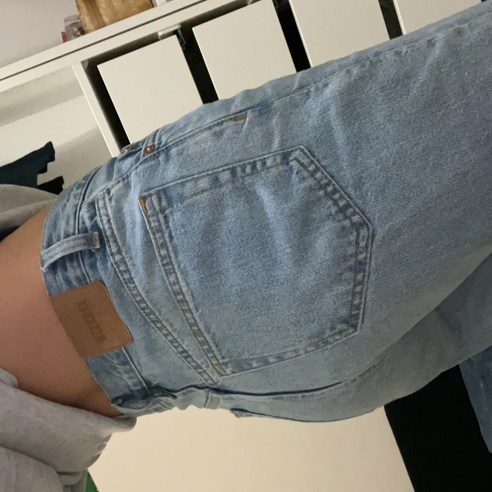 Ljusblå jeans från weekday ingen speciell modell köpa limited edition. Köpte för 600 kr. Säljer pågrund av att det är lite för korta i benen.. Jeans & Byxor.