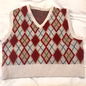 Röd och vit stickad sweatervest från Zara. Har bara använt en gång. Perfekt till hösten. Passar också M.
