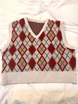 Zara stickad sweatervest i storlek L🍂 - Röd och vit stickad sweatervest från Zara. Har bara använt en gång. Perfekt till hösten. Passar också M.