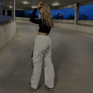 CARGOBYXOR HM - Säljer dessa sjukt populära cargobyxor från hm i strlk 38 men passar både S och M! Kom med prisförslag (har även exakt samma i gröna färgen ifall ni är intresserade) 