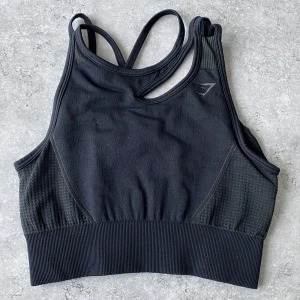 Gymshark Sport BH - Säljer denna sport BH då den inte kommer till användning längre. Endast använd tre gånger och är i super fint skick. Slutsåld på hemsidan. Hör av er om ni har fler frågor. ✨