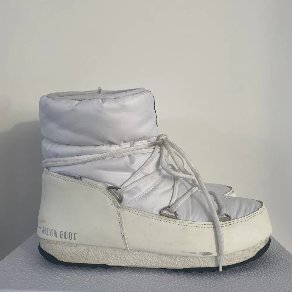 Moon boots i låg modell ”MB Low Nylon WP 2”, jättebekväma!!  Passar mindre 38 🤍🤍  Nypris 2100 kr. Dom är i bra skick men har märken som syns på bilderna. Skickas (+frakt) eller möts upp i Göteborg. . Skor.