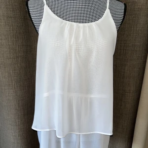 Vitt linne i stl.40 - Fint linne i stl.40.  Lite lösare modell, sitter skönt på  I fint skick utan fläckar eller hål   Samfraktar