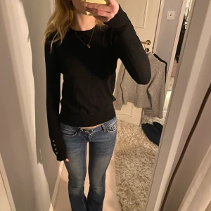 Storlek s  - Tajt stickad tröja från zara i storlek s, den har ett litet hål på armen men inget man tänker på när man har den på sig. Frakt 50kr