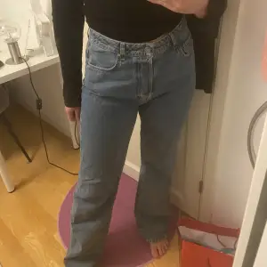 Jeans från never denim i modellen Regular Wide. Fint skick. Säljer då dom nu är för stora för mig.