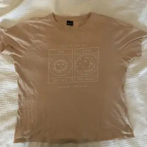 T-shirt från Gina tricot som itne används längre. Bra skick!