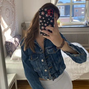 Jeansjacka  - Jeansjacka från BikBok som är lite kortare men väldigt snygg😇