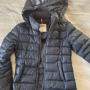Tommy Hilfiger-jacka  - Tommy Hilfiger jacka som är jättesnygg, i storlek M enligt lappen men känns som en S/XS