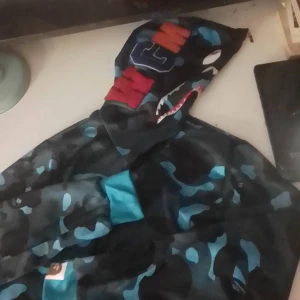Bape hoodie - Den här bape hoodien har ja ba använt typ 5 gånger för att den it är min stil längre så den är i nyskick👍👍💕nypris 2000kr å säljer för 550