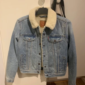 Levis jacka - Så snygg jeansjacka med foder från Levis. Köpt second hand för ett par år sedan men fortfarande bra skick🤍
